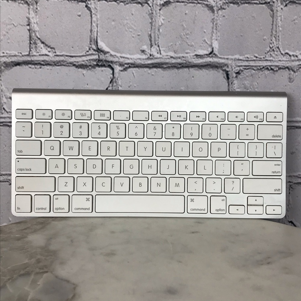 Apple Wireless Bluetooth Connection Silver/White Computer Keyboard Battery Op